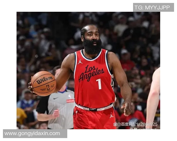 哈登与足球巨星合影互动视频曝光展现跨界友情与运动魅力