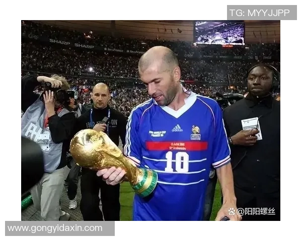 历届足球巨星风云回顾与时代传奇对比分析