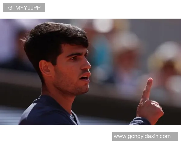 当足球球星在赛场上进球后张开双臂享受全场观众热烈欢呼时的激情瞬间