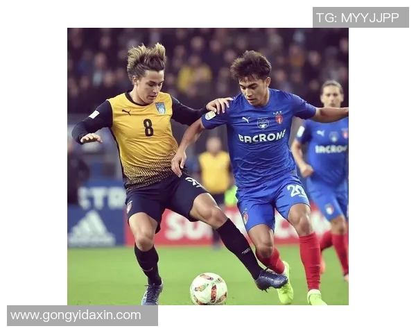 足球球星赛场激烈对抗中突然用手击肩引发全场热议讨论 足球球星赛场激烈对抗中突然用手击肩引发全场热议讨论